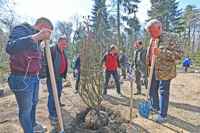 Ректор університету Станіслав Ніколаєнко (на фото праворуч) вважає, що закладення саду — дуже важлива справа для столиці. Фото надав автор