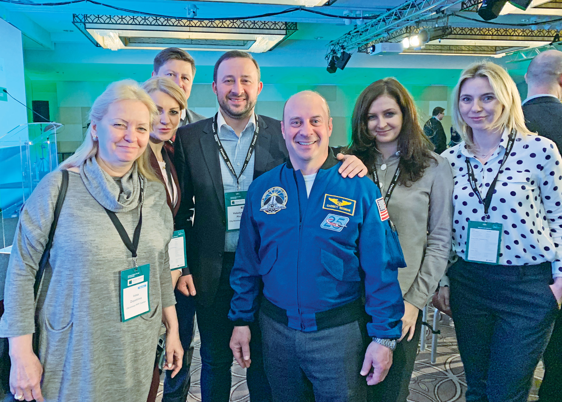 Представники України з астронавтом NASA, а нині директором з розвитку Spacex доктором Гареттом Ерином Райзманом (у центрі), на Глобальному інфраструктурному саміті. Фото надав автор