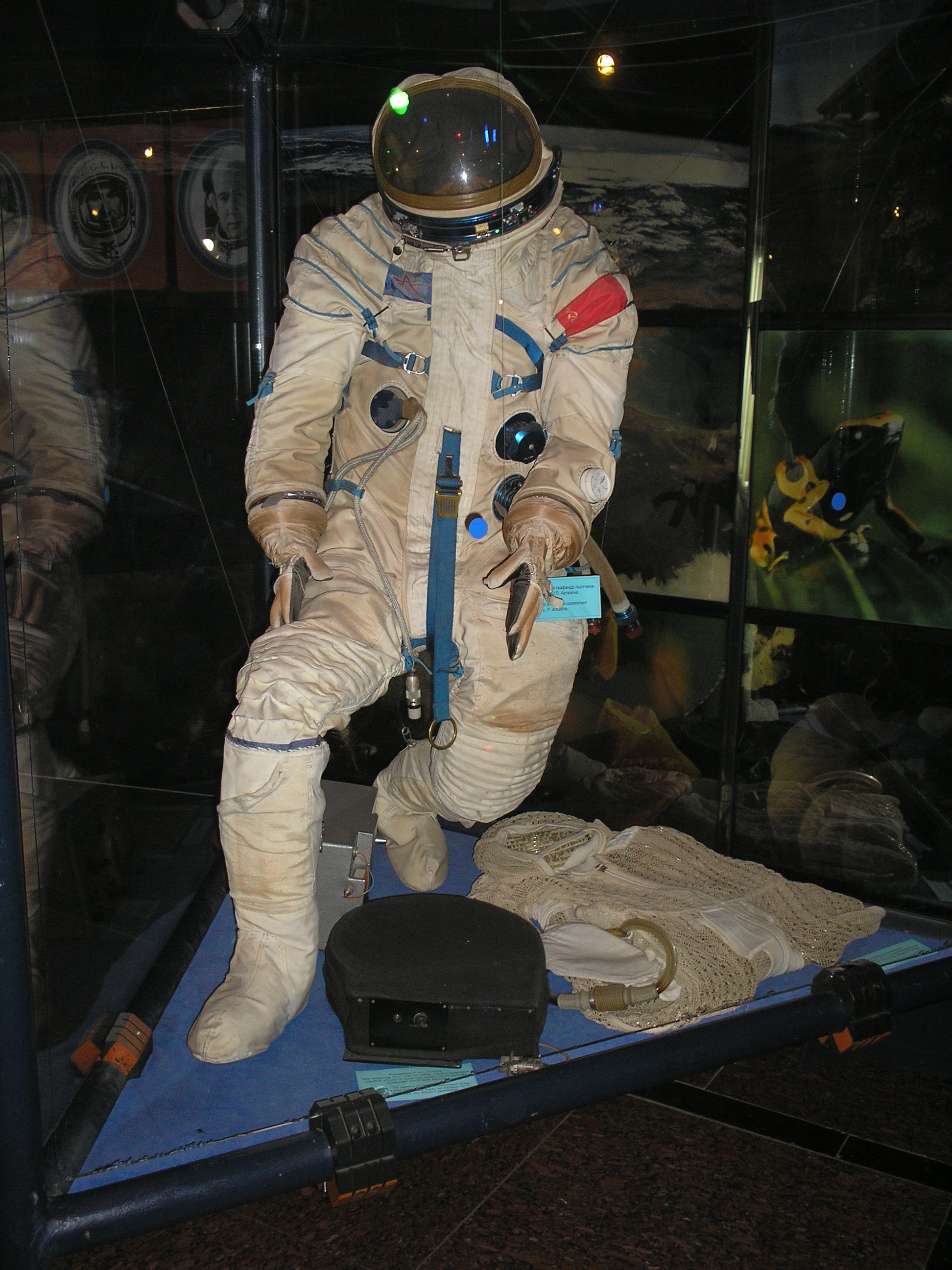 Скафандр космонавта мало кого з відвідувачів залишає байдужим, пробуджуючи в юнаків і дівчат мрії про підкорення позаземних просторів