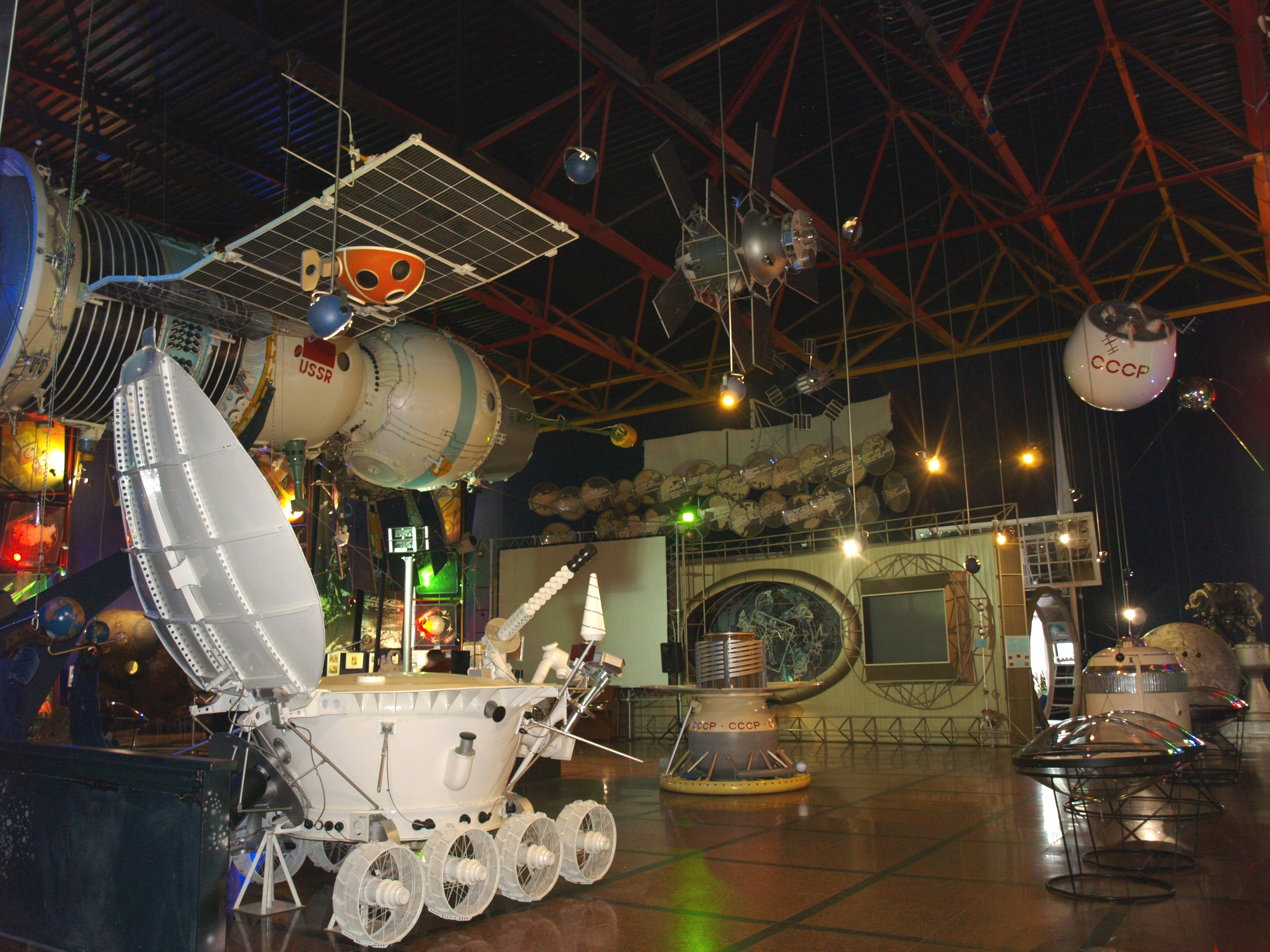 У багатьох експонатів унікального музею справді космічний розмах. Фото Наталії КОЛЕСНИК