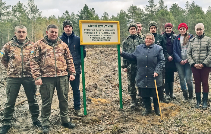 Ліс спонукає кожного небайдужого ставати кращим, а висаджений на пам’ять про загиблих героїв — особливо. Фото прес-служби Житомирського обласного управління лісового та мисливського господарства