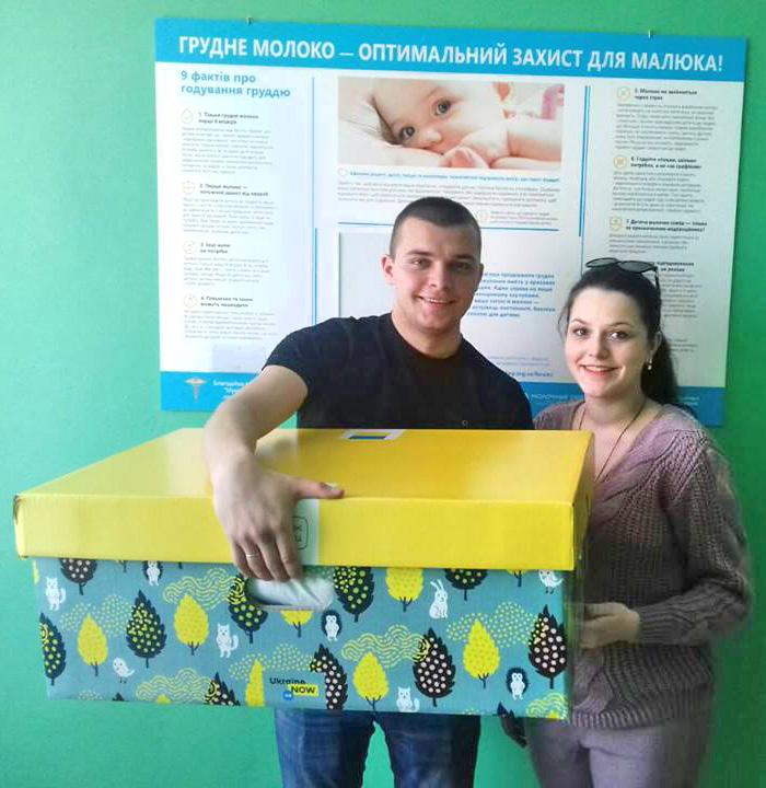 У всіх пологових підрозділах лікувальних закладів області нарешті розпочато видачу «пакунків малюка». Фото зі сторінки Луганського обласного департаменту охорони здоров’я у Фейсбук.