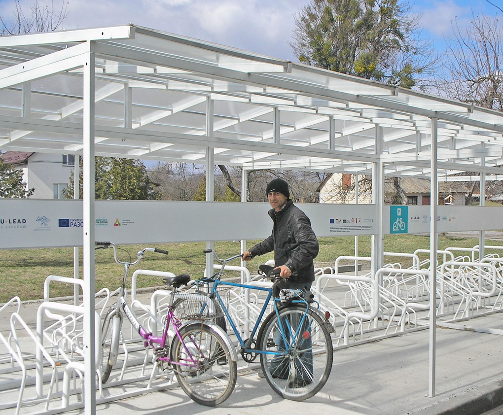У школі зробили сучасний велопаркувальний майданчик, що дуже зручно. Фото автора