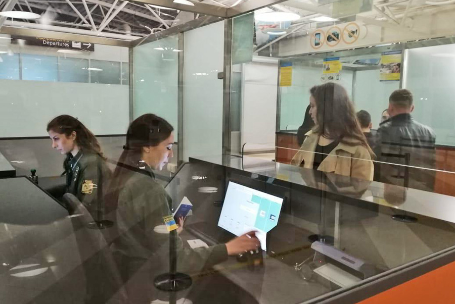 Митники терміналу оформлюють документи на рейс. Фото з сайту dpsu.gov.ua