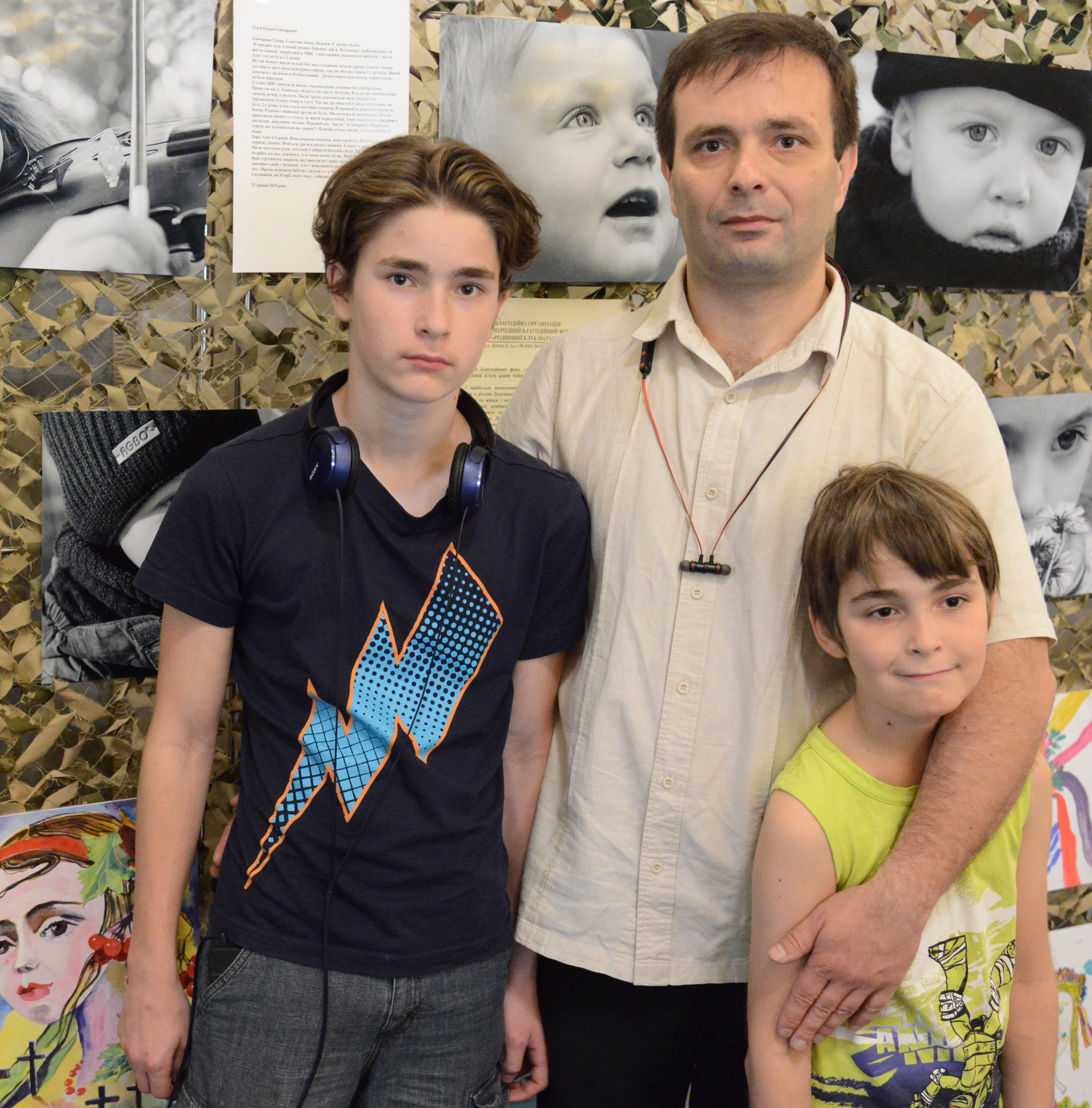 Максим Соколов із синами Ярославом і Святославом також переселенці з Донецька. Фото Володимира ЗАЇКИ
