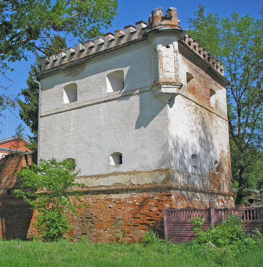 Туристів зацікавлять вежі замку Мишки-Холоневського та палац у бароковому стилі