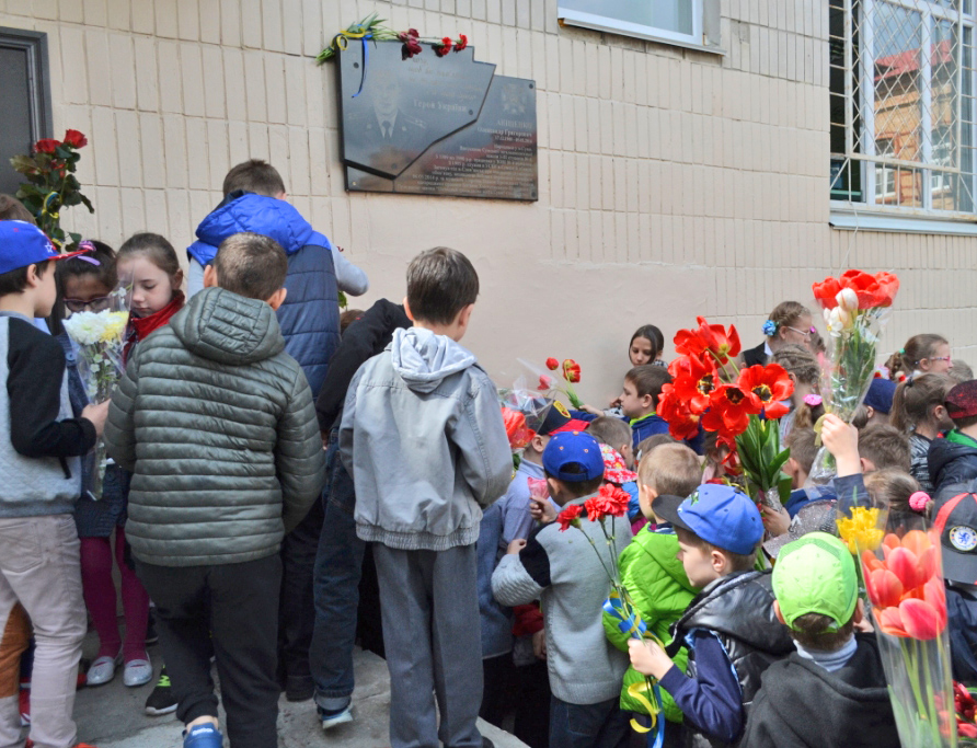 Вдячне молоде покоління пам’ятатиме подвиг Героя-земляка. Фото з сайту everyday.sumy.ua