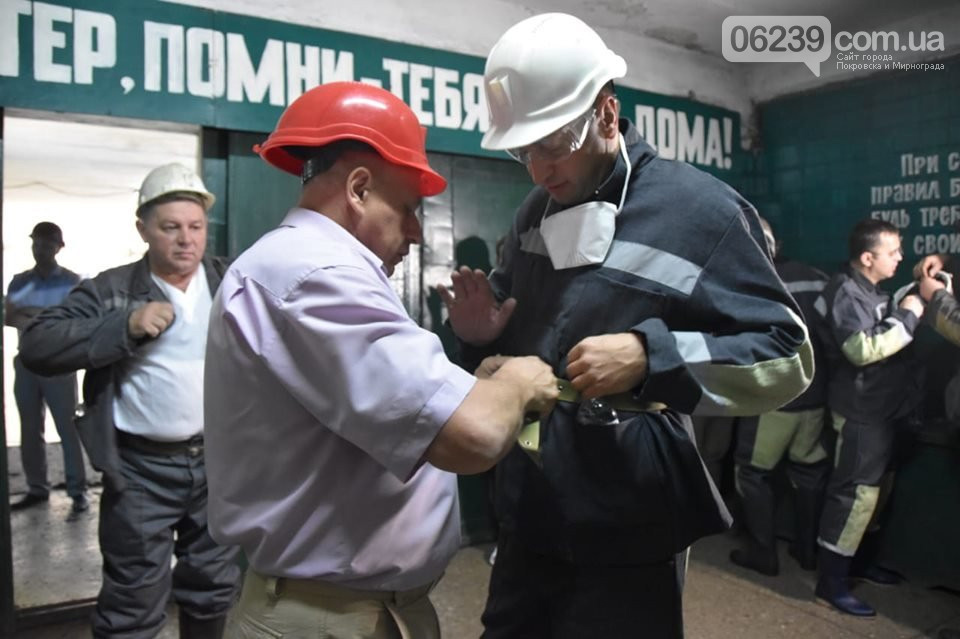 Гостей з Європи готують до спуску в підземні виробки.  Фото з сайту 06239.com.ua