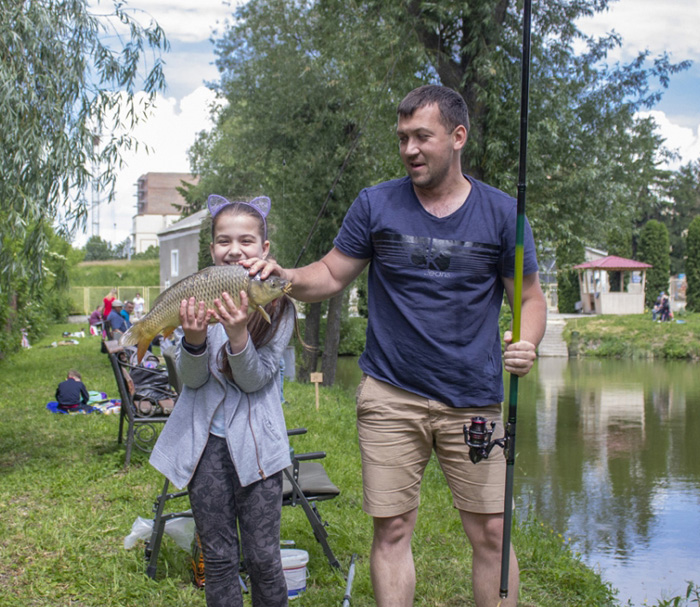 Татко гордиться Софією Михалюк, яка найбільше наловила риби під час дитячих змагань. Фото з сайту radiotrek.rv.ua