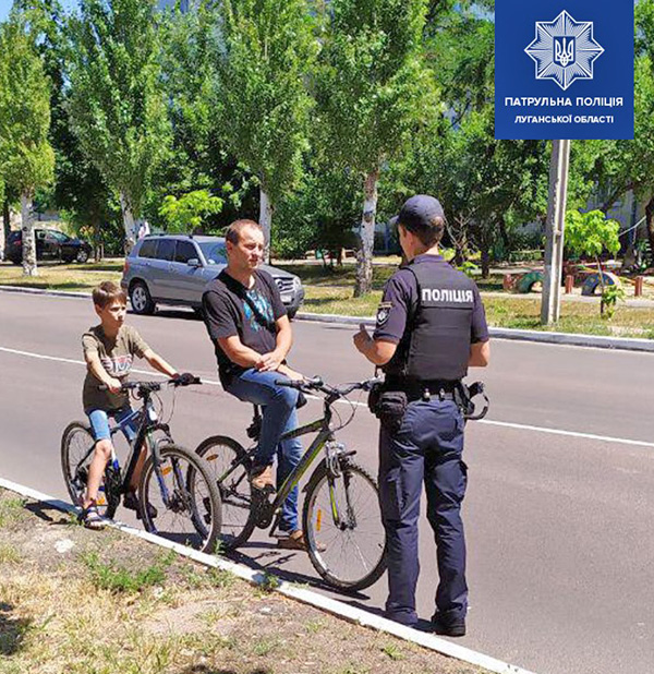Щодня поліцейські проводять профілактичну роботу з велосипедистами і пояснюють їм важливість дотримання правил дорожнього руху