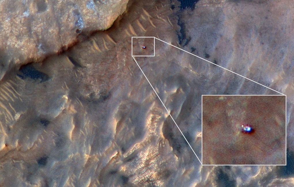 Дзеркальні відображення на гладкій поверхні марсохода і є найбільш яскравими плямами на зображеннях з HiRISE, – відзначили в NASA.