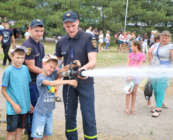 Діти вчаться приборкувати вогонь. Фото ГУ ДСНС України в Донецькій області