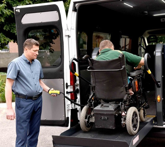Люди з інвалідністю тепер можуть відвідати лікаря чи родичів. Фото з сайту vin.gov.ua