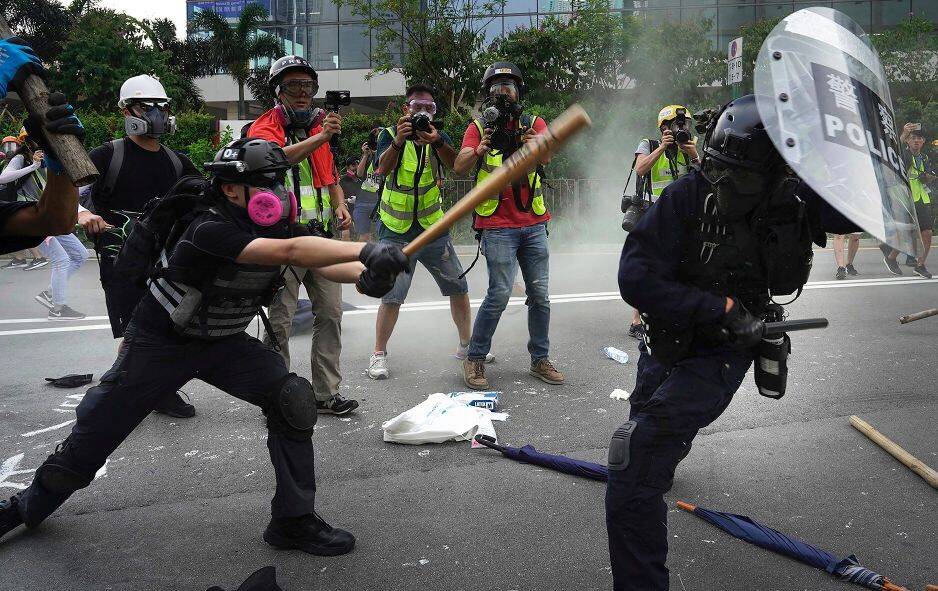 Сутичка поліції та демонстрантів під час протесту в Гонконзі, 24 серпня 2019 року. AP Photo