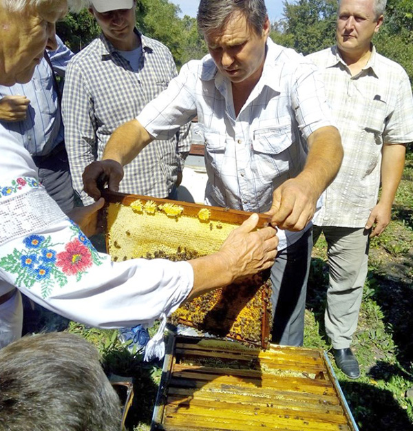Представники Донбасу ознайомилися з виготовленням вуликів і рамок. Фото надало Гадяцьке аграрне училище