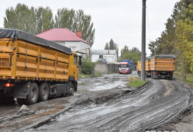 Фури зруйнували не лише верхній шар дороги, а й її основу. Фото з сайту resonans.in.ua