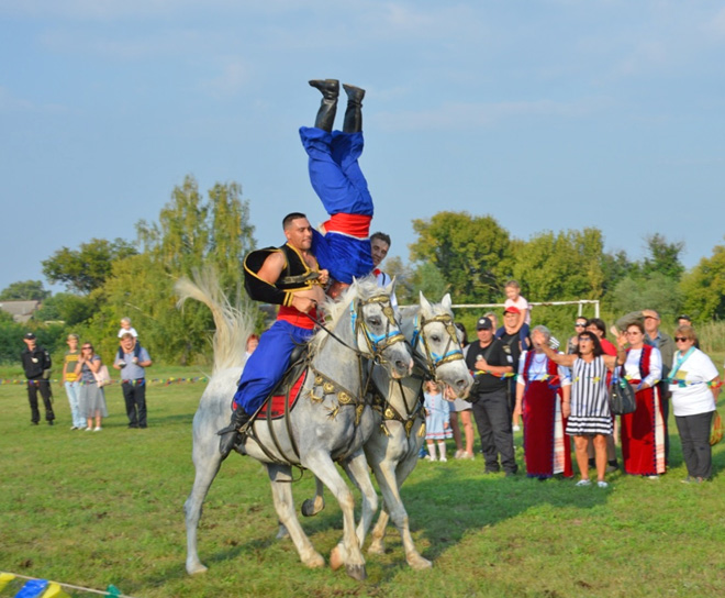 Під час свята гостей та учасників вразив виступ Луганського обласного козачого кінного театру. Фото з сайту svatove.city