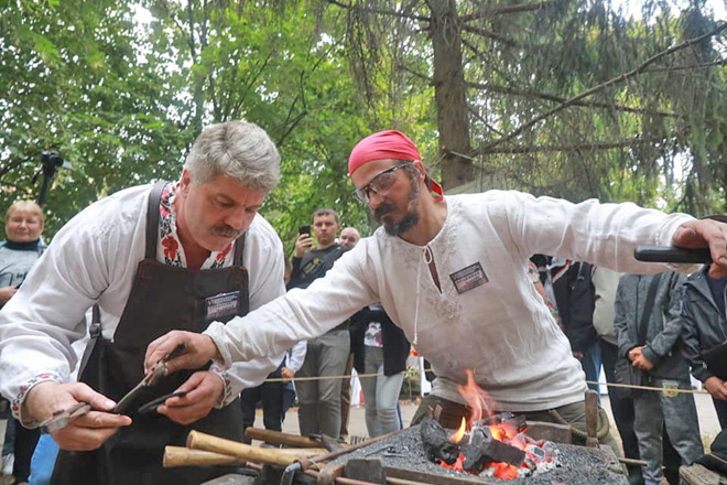 Український ковальський фестиваль ножових майстрів імені Петра Федоряки відбувся в Миргороді на березі Хоролу