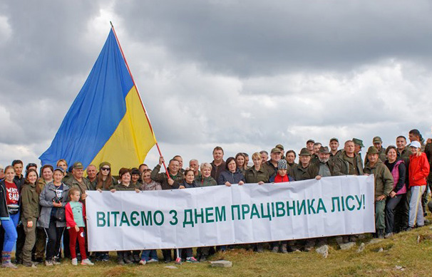 Лісівники Закарпаття розгорнули на вершині Державний прапор України. Фото надав автор