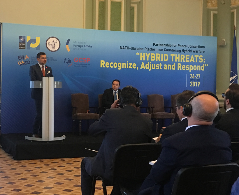 Українські території не будуть розмінною монетою на переговорах з агресором, переконані у вітчизняному МЗС. Фото з урядового порталу kmu.gov.ua
