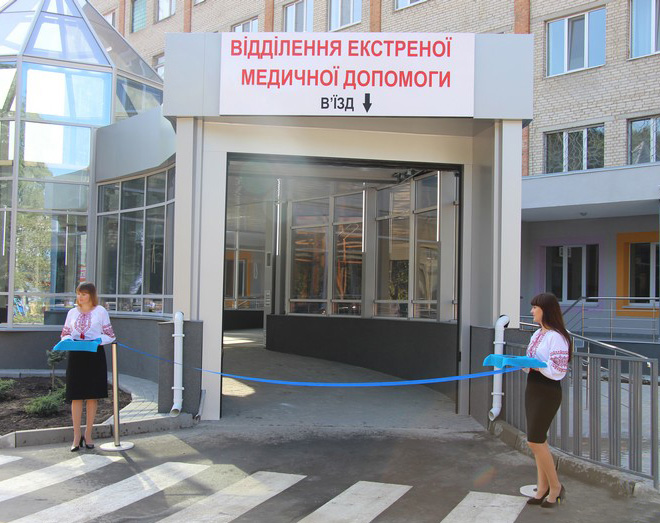 «Швидка» заїжджає безпосередньо в коридор лікарні, а у відділенні найсучасніше обладнання. Фото з сайту vin.gov.ua