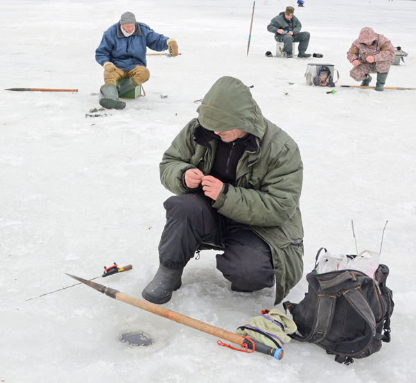 На льоду завжди треба дбати про безпеку. Фото Володимира ЗАЇКИ