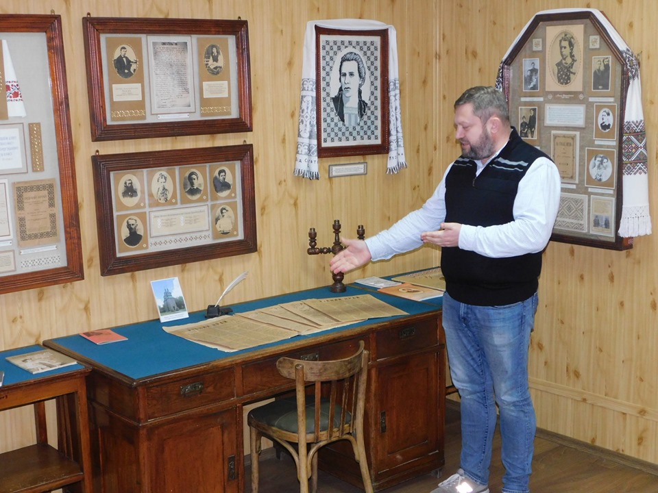 Дослідник і краєзнавець Олексій Новіков демонструє знайдені у бібліотечних фондах номери «Рідного краю», які побачили світ у період української революції. Фото з сайту «Полтавщина».