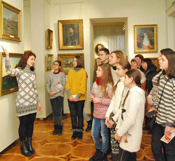 Одними з перших відвідувачів ювілейної виставки стали учні Охтирської художньої школи. Фото з сайту debaty.sumy.ua