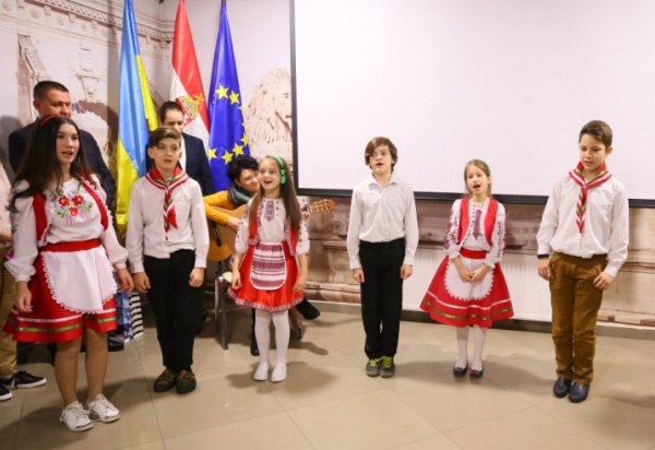 Відкриття угорського культурно-освітнього центру учасники товариств угорців Закарпаття й Івано-Франківщини відзначили концертом. Фото з сайту galychyna.if.ua