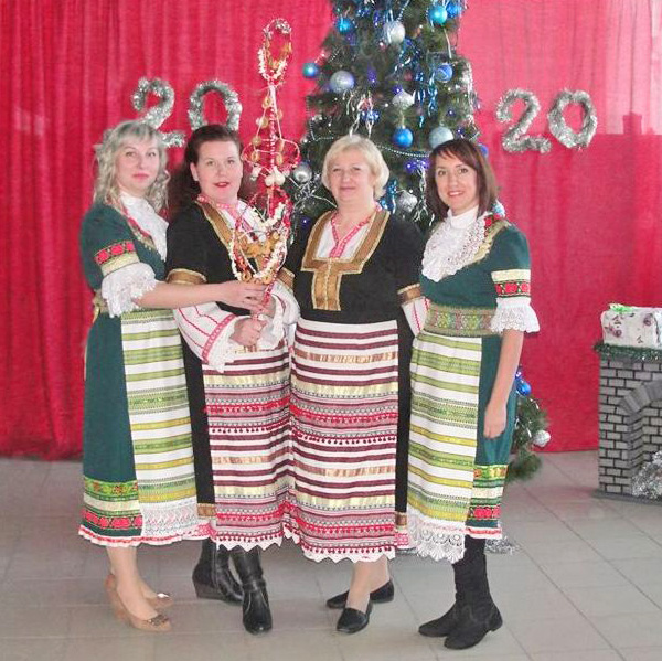 Болгарські господині на свято вбираються у національний одяг. Фото надав автор