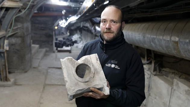Археолог Арі Леві з 2000-річною частиною вимірювального столу.