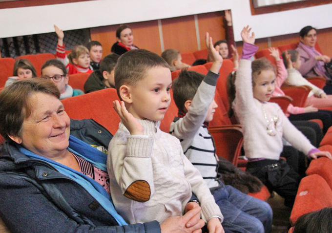 Під час шоу юні глядачі брали участь у конкурсах, допомагаючи казковим персонажам виконувати завдання. Фото з сайту vin.gov.ua