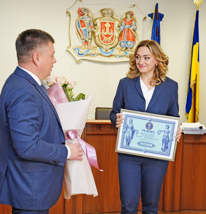 Вінничанка Надія Яворовенко у 25 років здобула 9 дипломів про вищу освіту — 5 українських і 4 французьких. Фото з сайту vmr.gov.ua