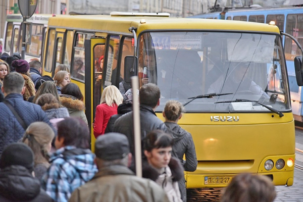 Так штурмують громадський транспорт у Черкасах. Фото з сайту zik.ua