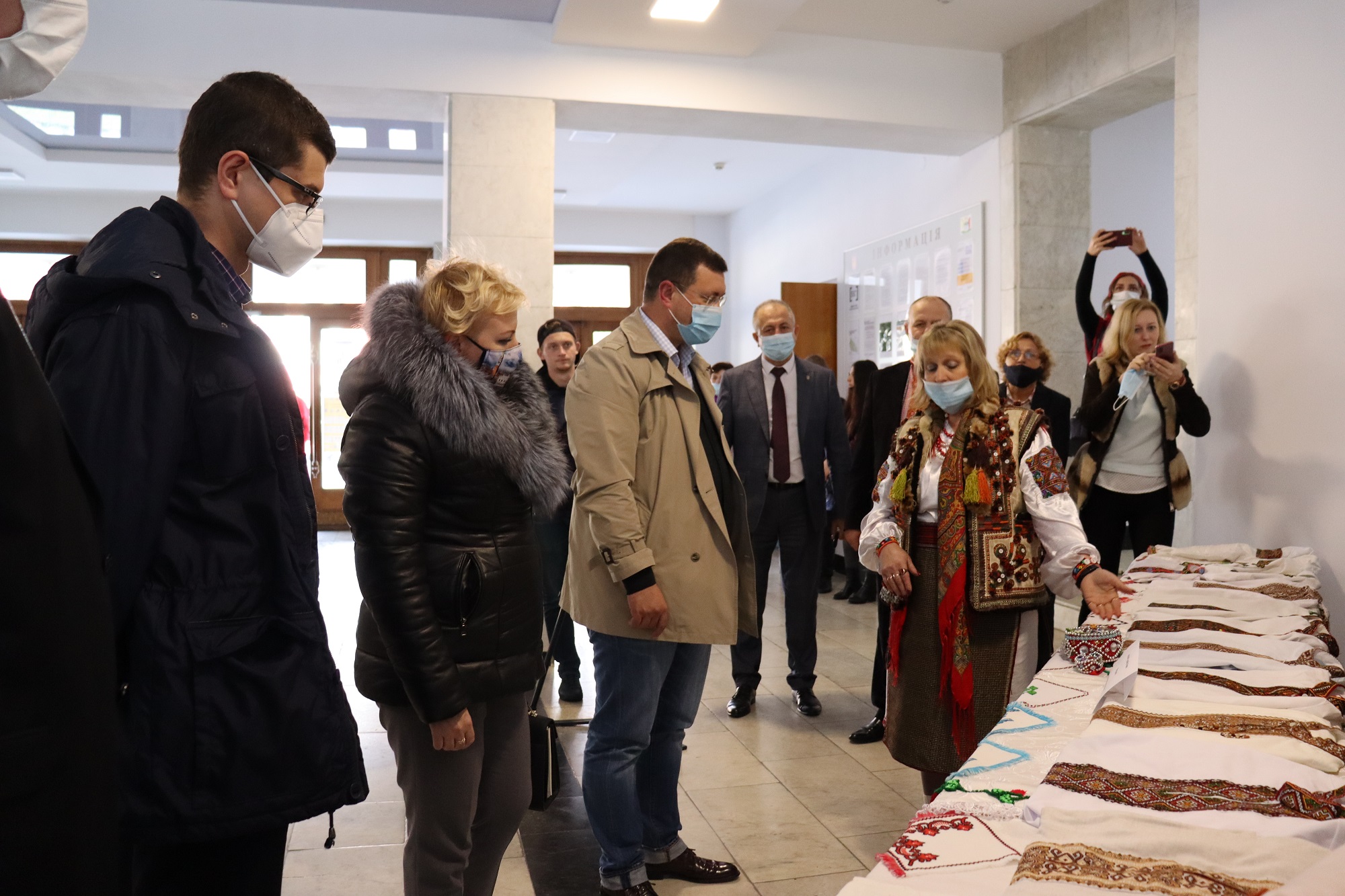 Виставка демонструє вироби, що виготовляються з овечої шерсті.