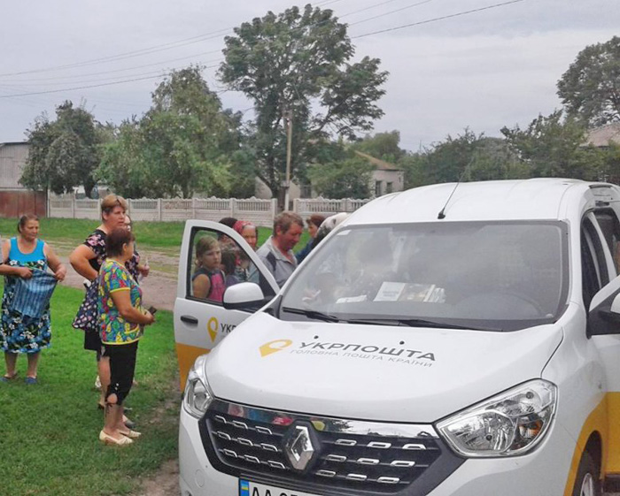 Укрпошта зробила акцент на соціально важливих послугах: доставці пенсій, ліків, товарів, прийманні платежів. Фото з сайту autoconsulting.ua