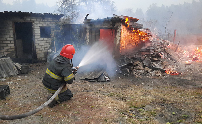 Бійці ДСНС не знають спочинку в боротьбі з вогнем. Фото з сайту lg.dsns.gov.ua