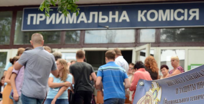Цього року освітні центри «Крим-Україна» та «Донбас-Україна» були розміщені майже в усіх закладах вищої освіти. Фото Володимира ЗАЇКИ