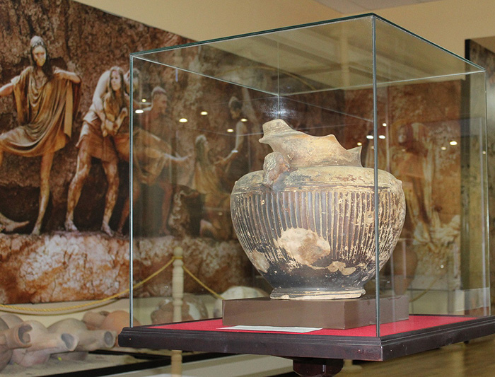 Кратероподібна посудина, виставлена в Миколаївському краєзнавчому музеї