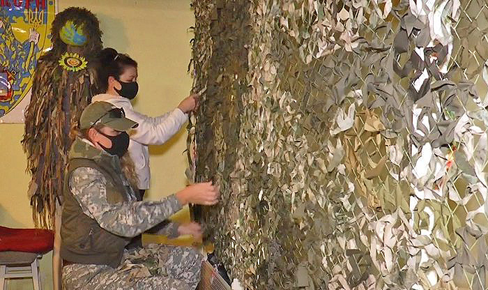 Волонтерки плестимуть сітки до завершення війни. Фото телеканалу UA: Миколаїв
