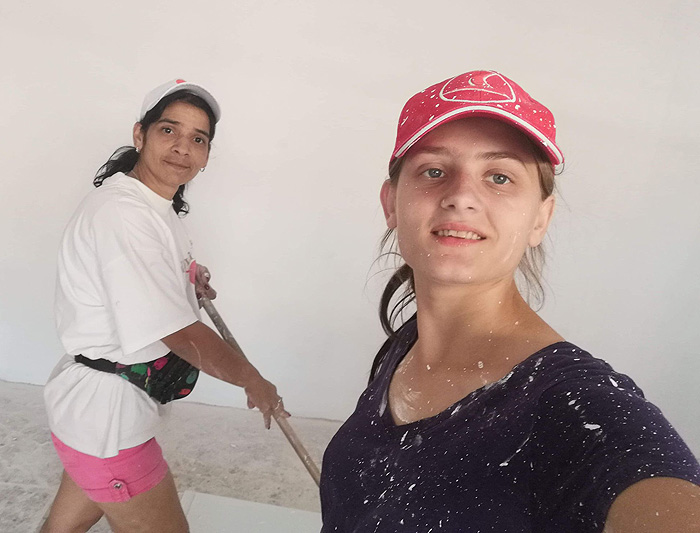 Мама чотирьох дітей Єва Лукеча (ліворуч) і Марія Форкош — випускниці інтернату й волонтерки, зайняті ремонтом квартир. Фото надав автор