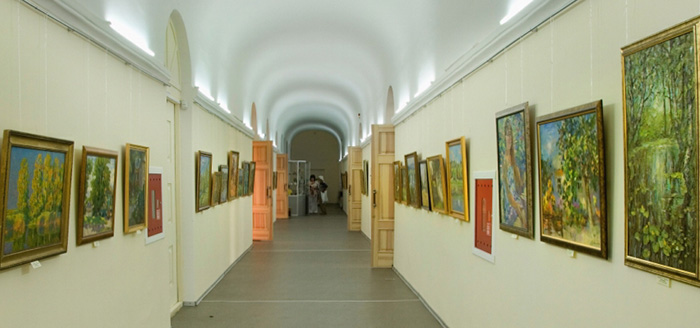 Один із виставкових залів Художньої галереї, в якій можна ознайомитися не тільки з творами радянської епохи, але і з сучасним мистецтвом. У виставковому залі щомісяця відкривають виставки сучасних художників, проходять творчі зустрічі, майстер-класи. Фото з сайту museums.kh.ua