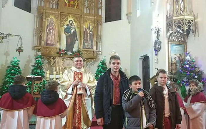 Миколаївські пластуни передали вогонь вірянам костелу