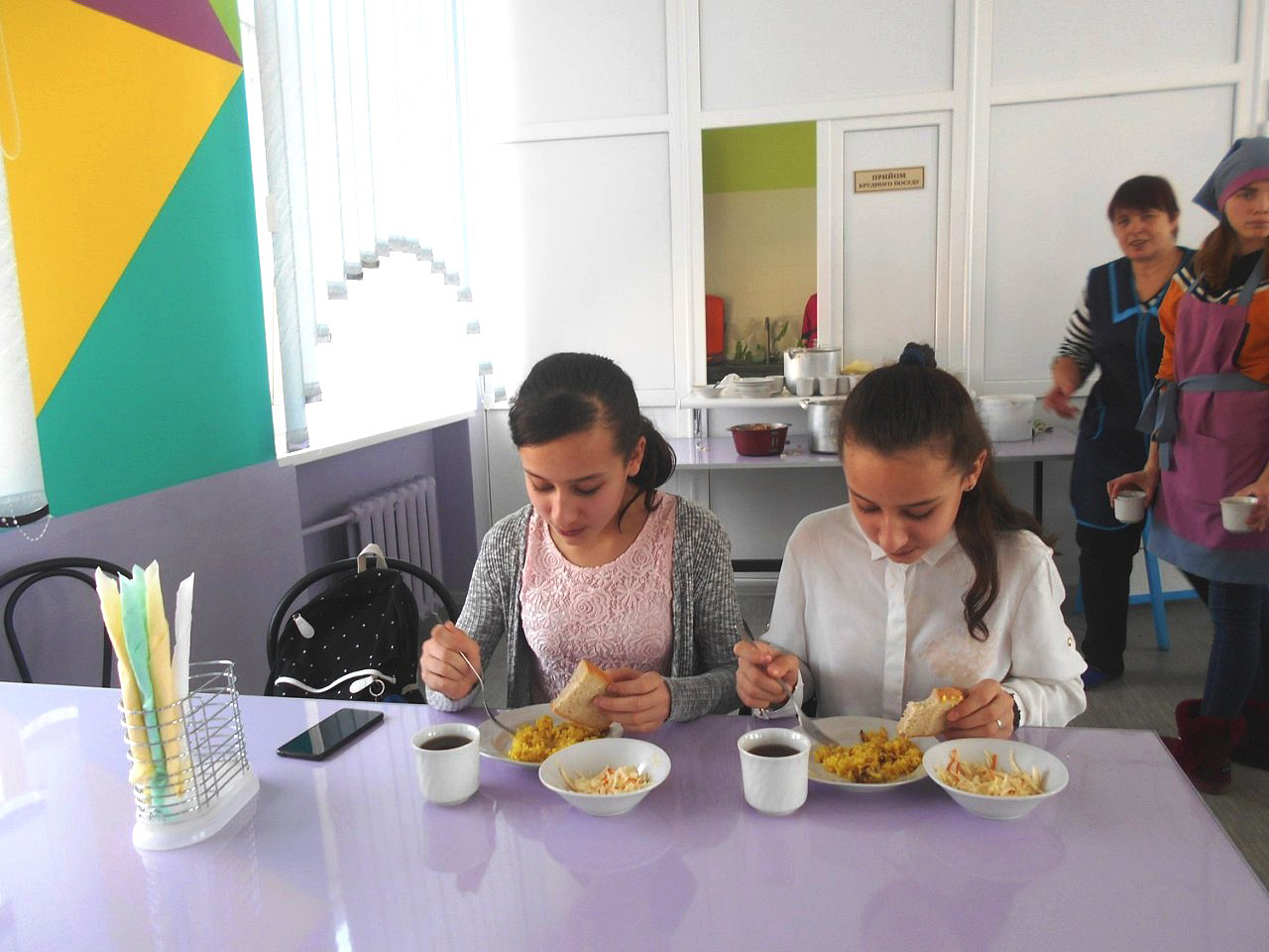 Учні охоче харчуються в шкільній їдальні. Фото з сайту ck-oda.gov.ua