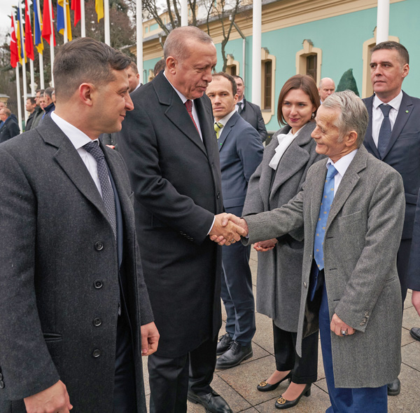 Українські державні діячі тепло вітали Реджепа Таїпа Ердогана біля Маріїнського палацу. Фото з сайту president.gov.ua