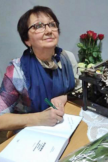 Галина Данильчук підписує книжки своїм героям. Фото з сайту rivnepost.rv.ua
