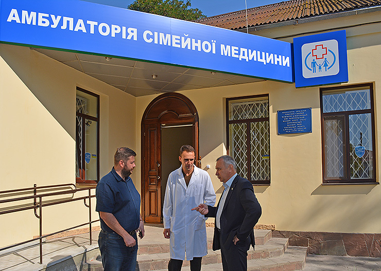 Миргородський міський голова Сергій Соломаха (праворуч) розуміє переваги сімейної медицини. Фото надав автор