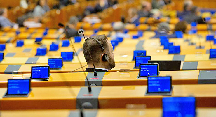 Така сумна картина стає звичною для засідань Європарламенту. Фото сайту dw.com