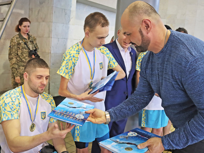 Засновник турніру Борис Білик вручає нагороди учасникам змагань. Фото надав автор