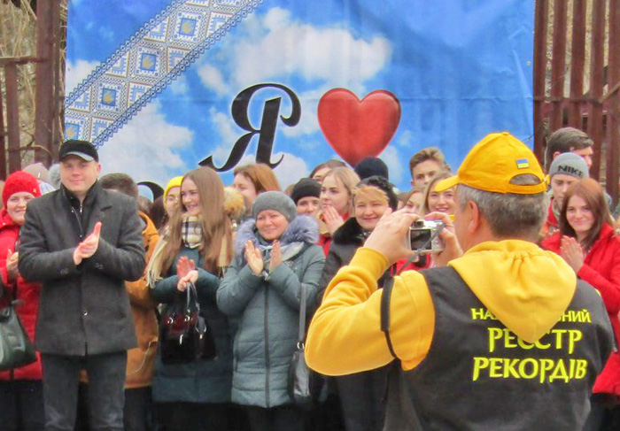 Ювілей «Червоної рути» в місті Чортків на Тернопільщині відзначили її наймасовішим виконанням. Фото з сайту ternopoliany.te.ua